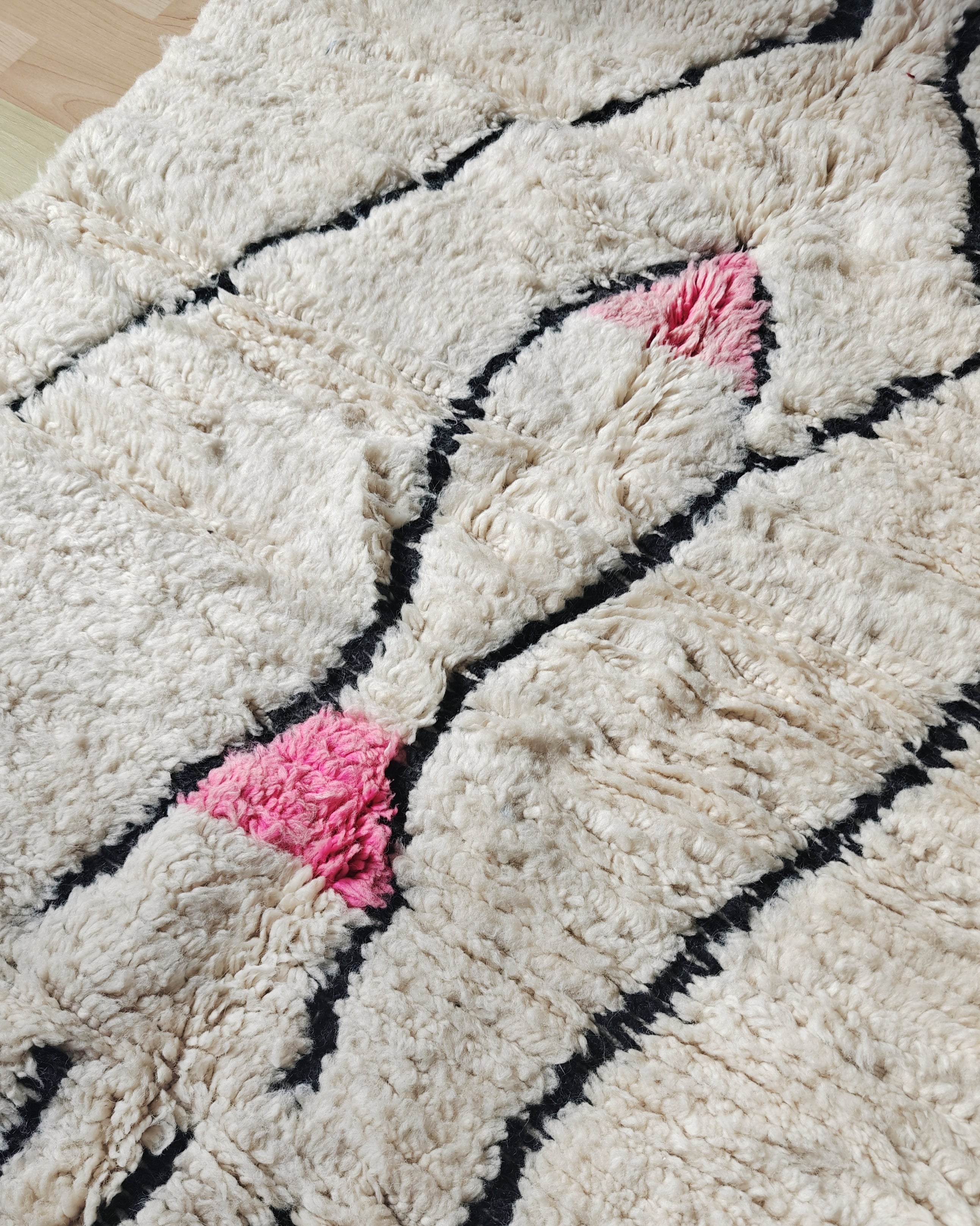 Beni Ourain Teppich mit pinken Fisch Maomao