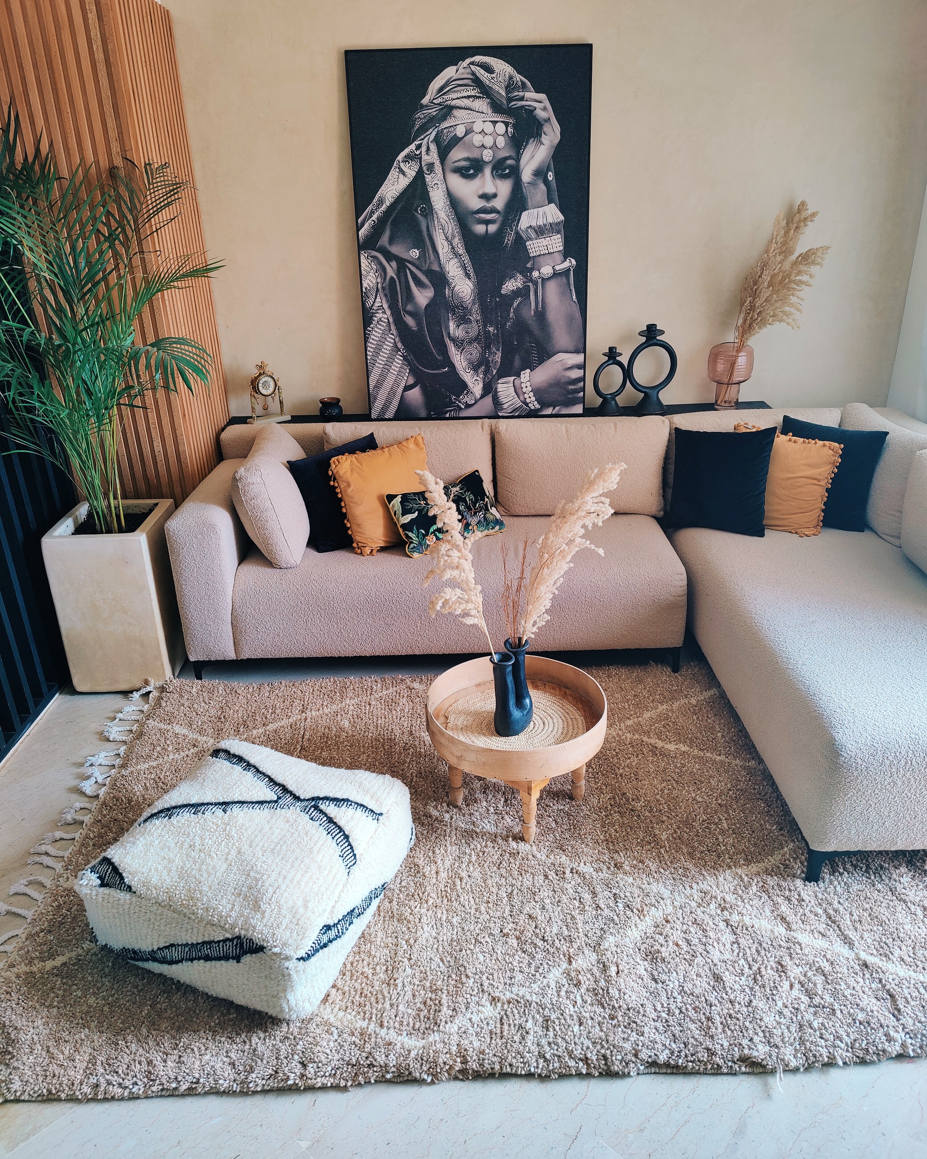 Beni Ourain Teppich beige im Wohnzimmer 