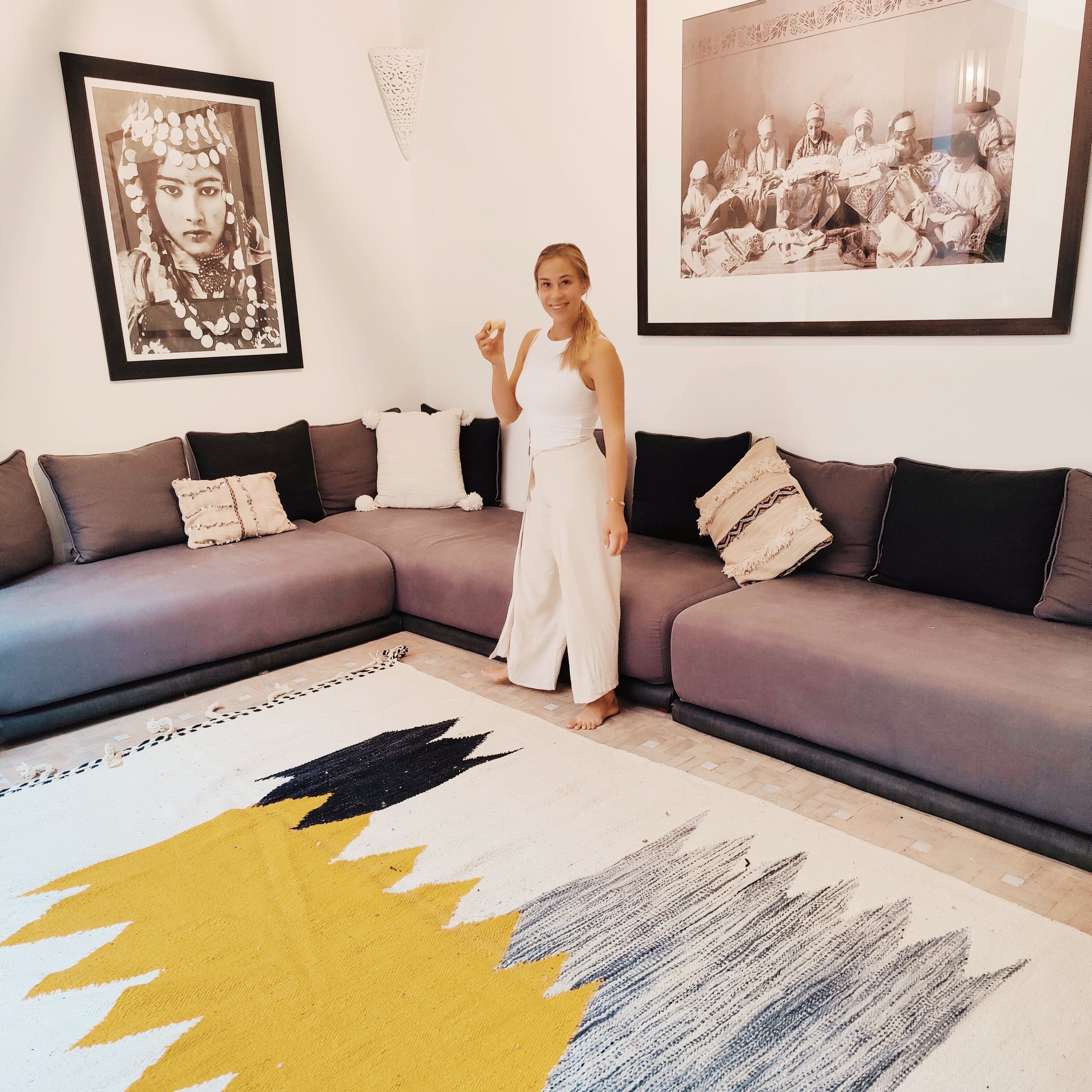 Kilim Teppich aus Marokko in Wohnzimmer mit Frau gelb weiss schwarz