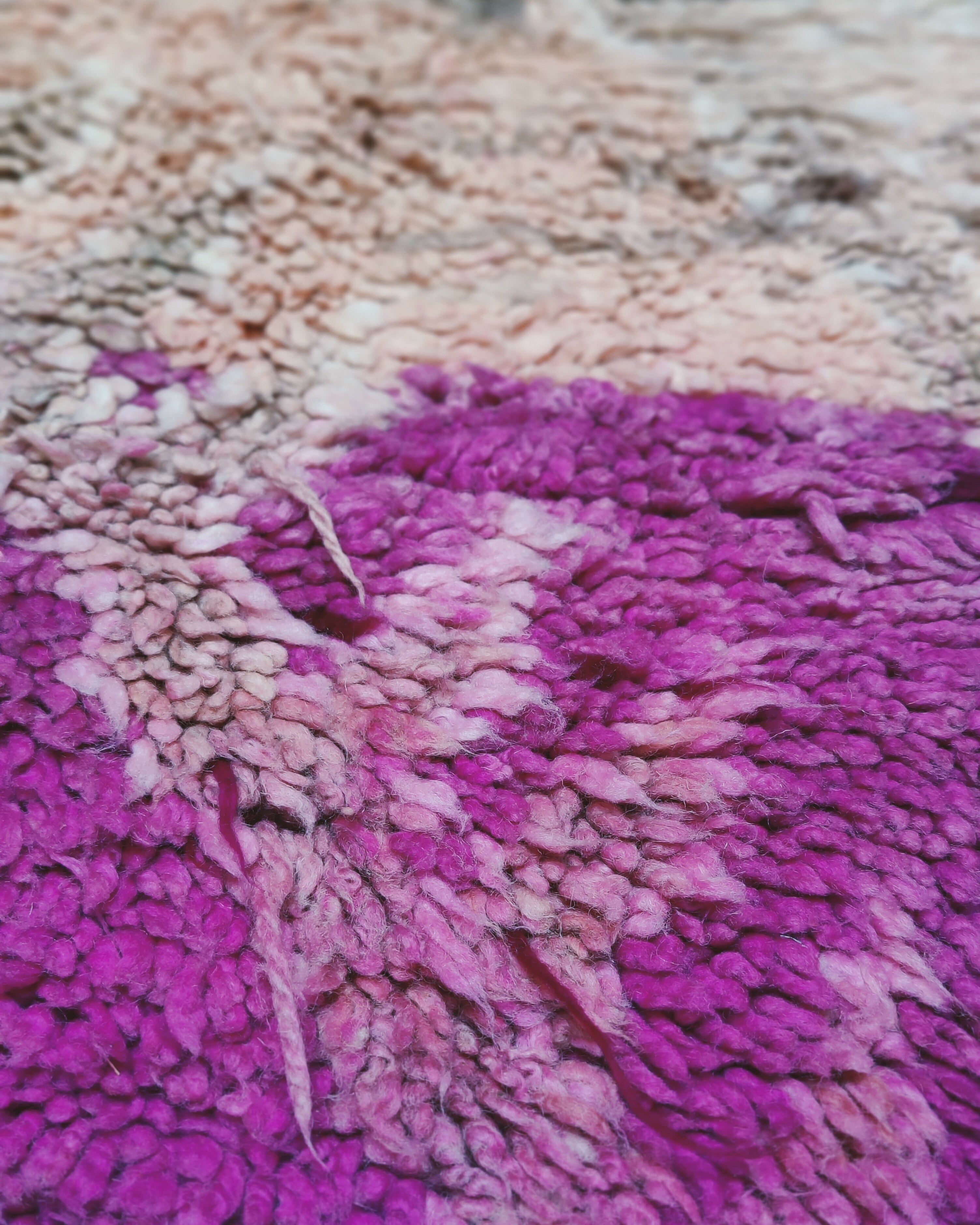 Berberteppich lila beige Nahaufnahme 