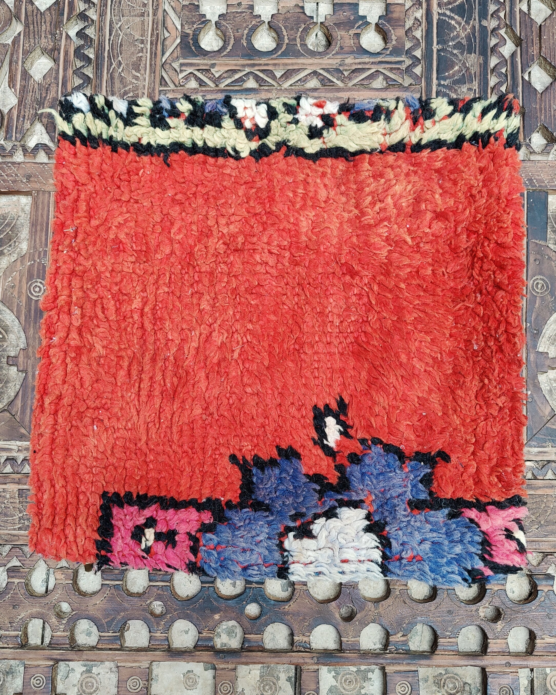 Dekokissen rot mit Muster aus Wolle