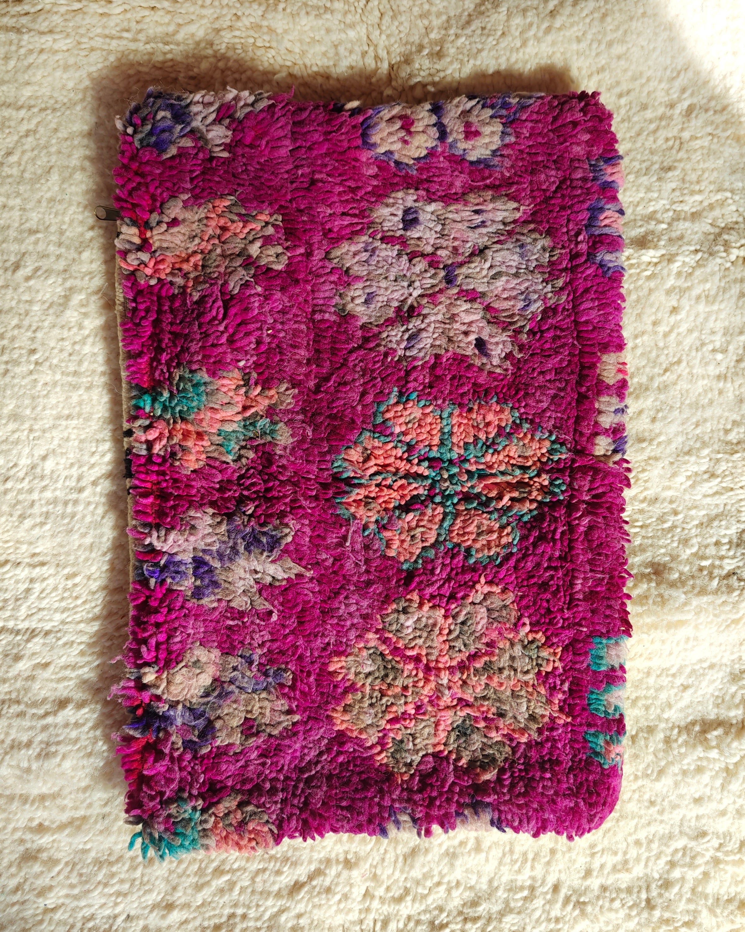 Lila Kissen aus Wolle mit Blumen