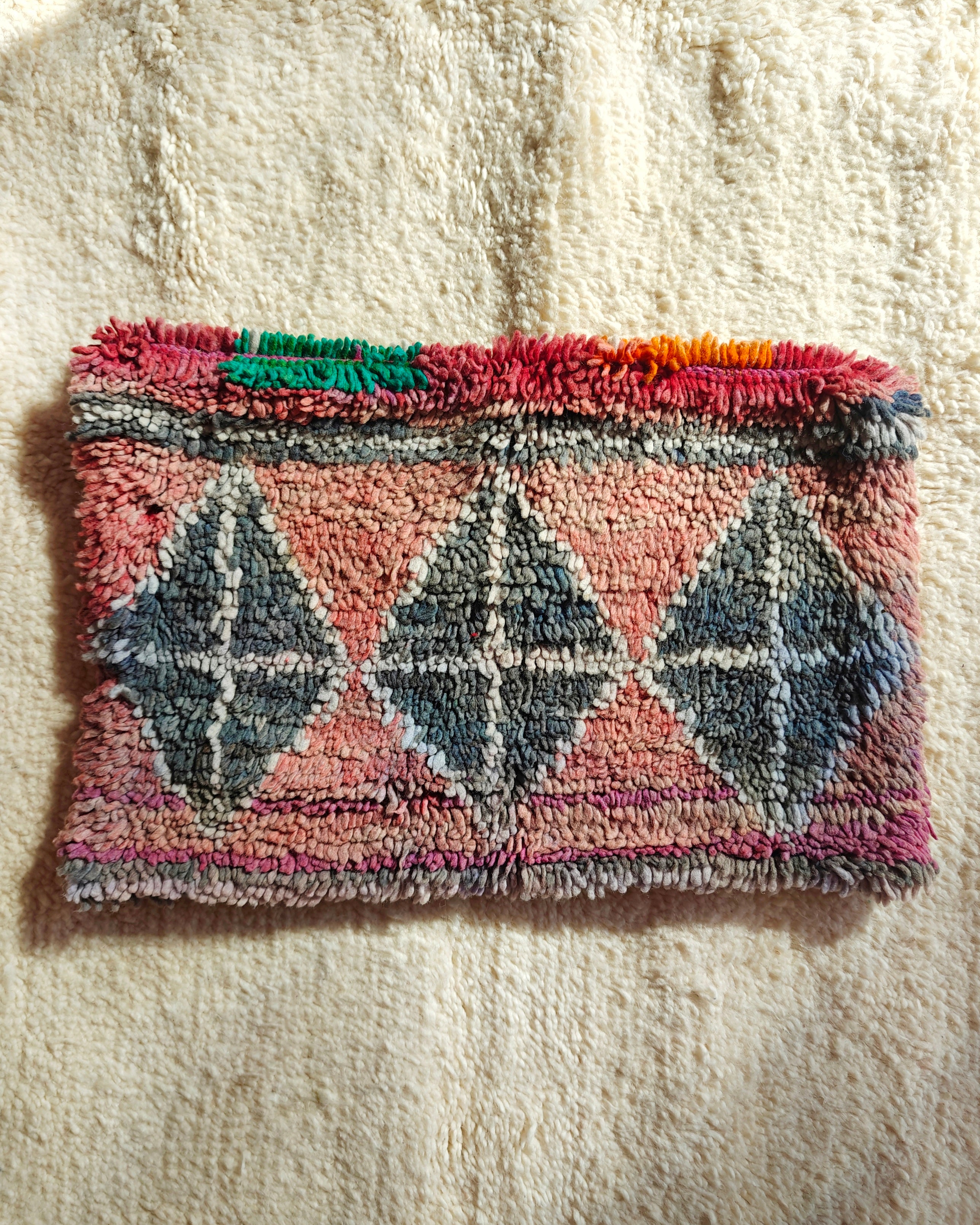 Rotes Kissen aus Wolle mit Muster