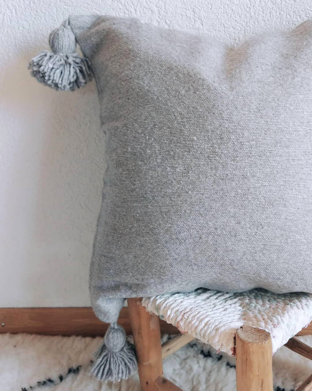 Pompom Kissen grau