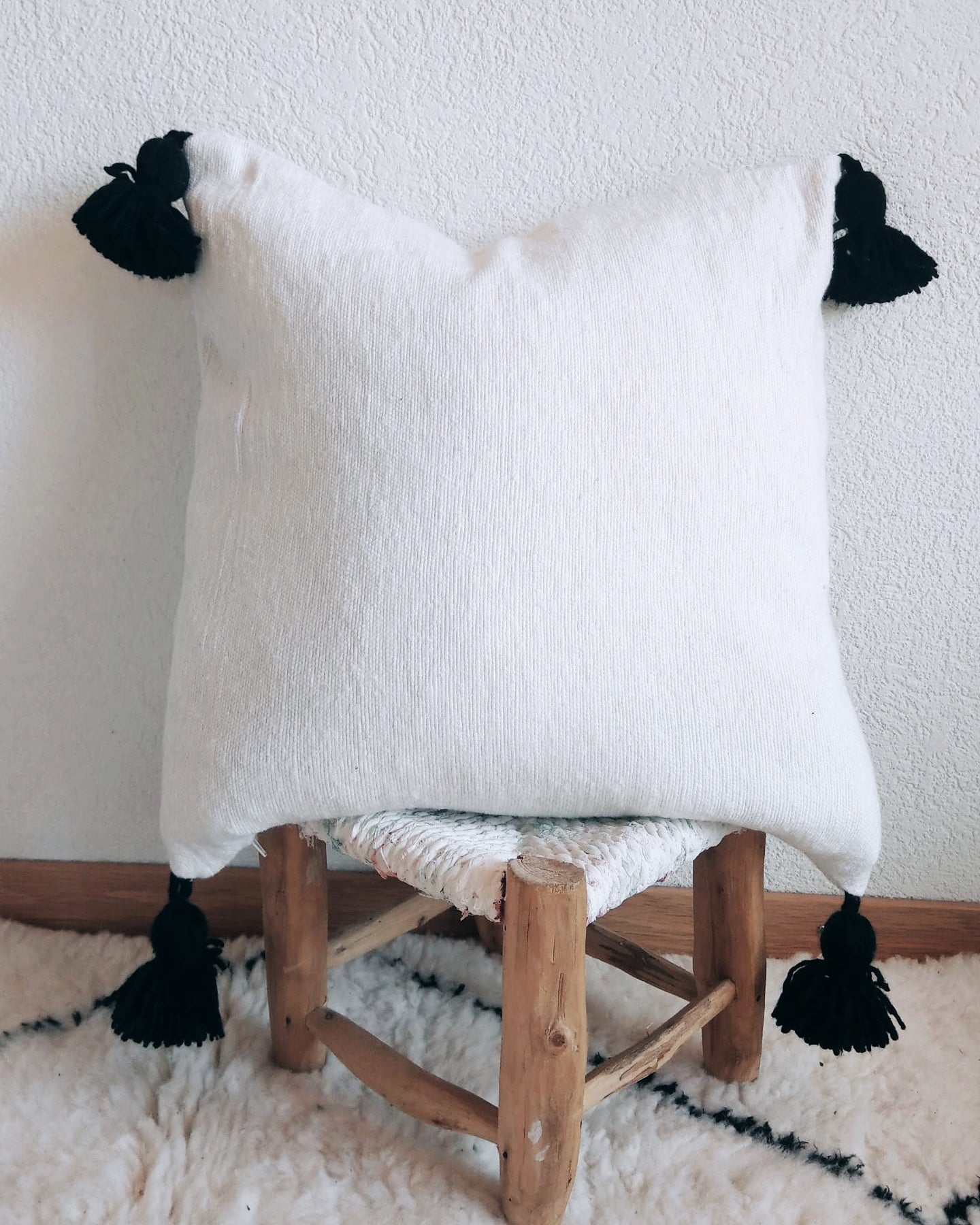 Pompom Kissen weiss mit schwarzen Pompom