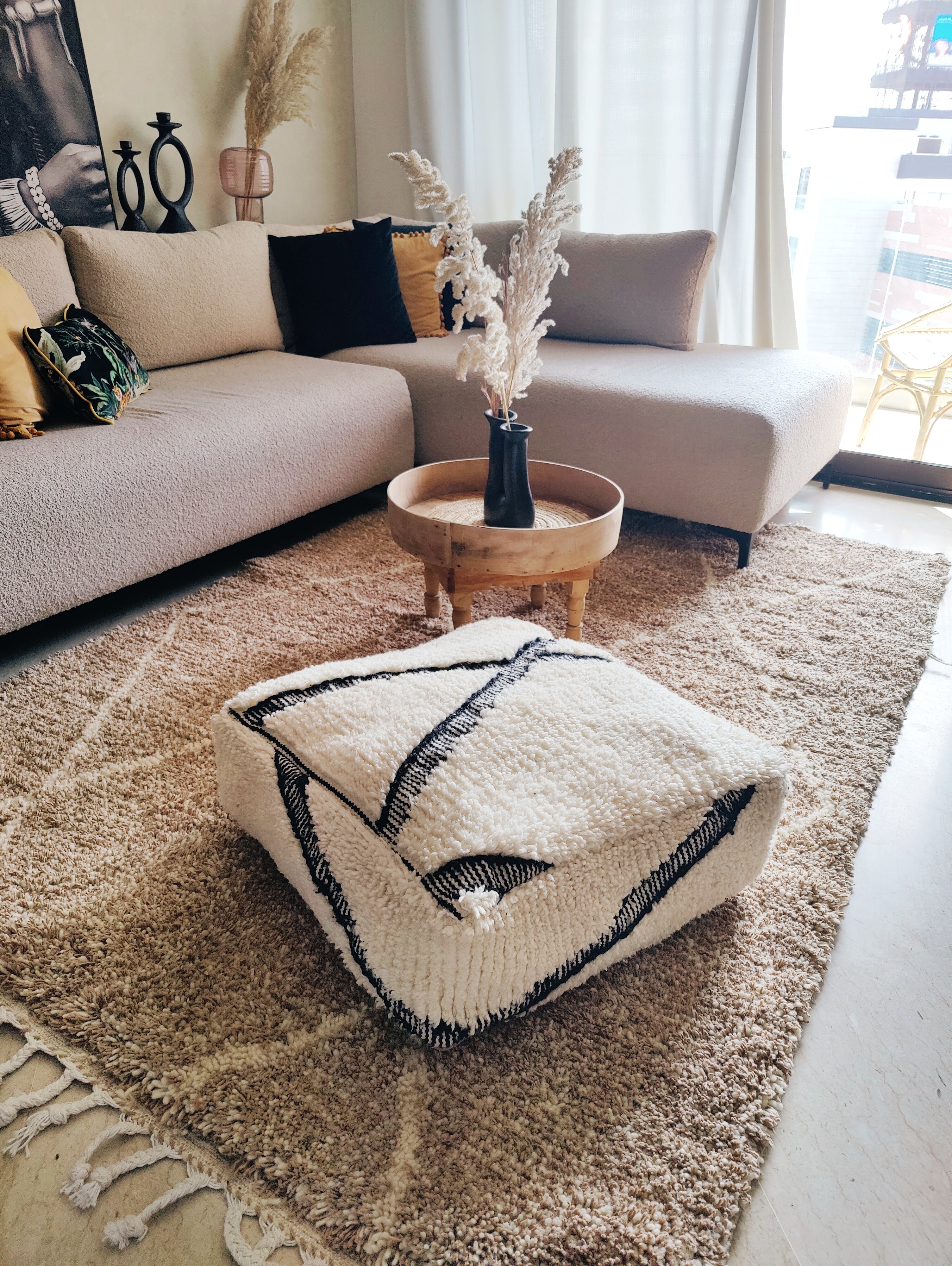Beni Ourain Teppich beige im Wohnzimmer mit Sitzkissen 