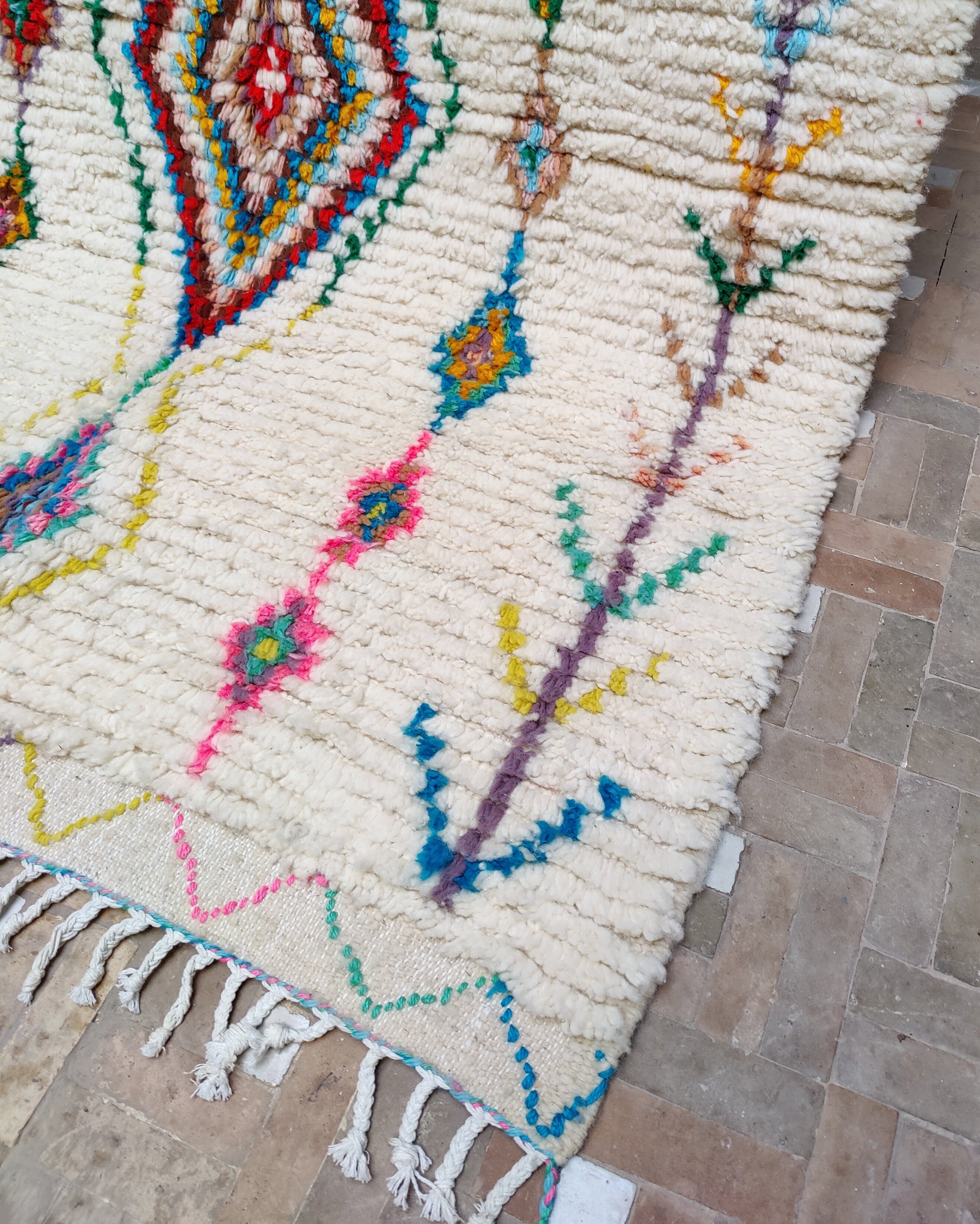 Azilal Teppich aus Wolle mit Fransen 