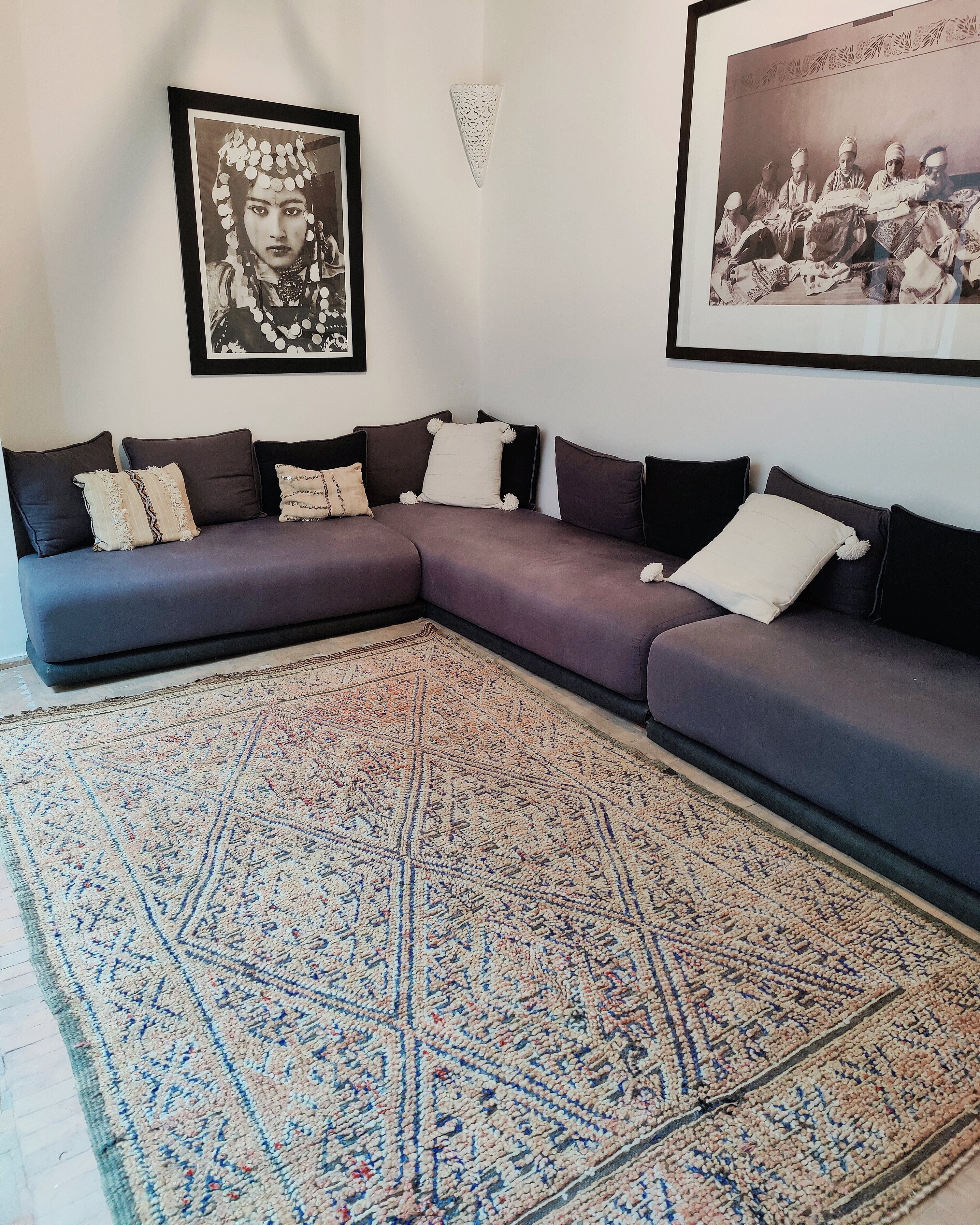Vintage Berber Teppich Beni Mguild im Wohnzimmer 