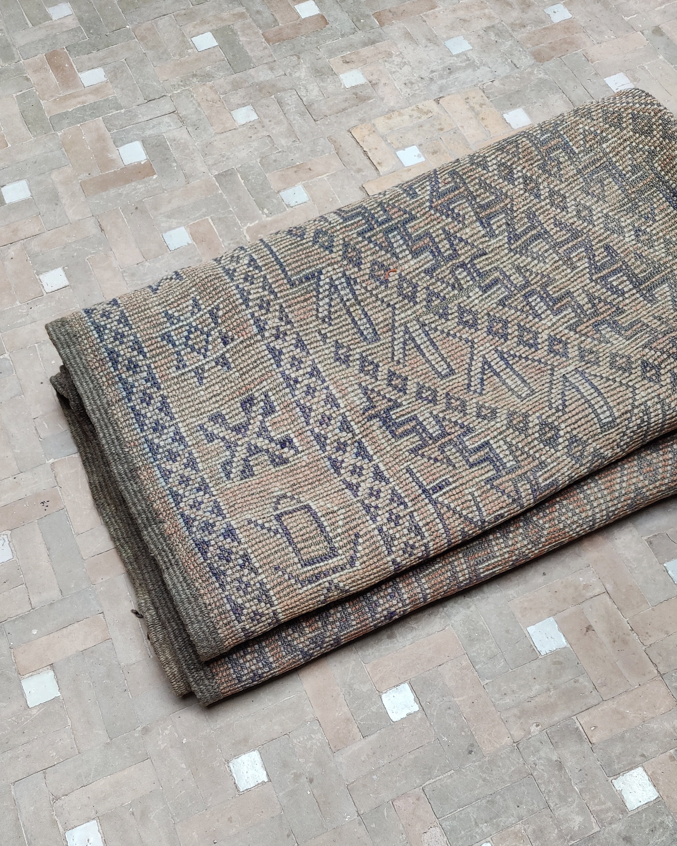 Vintage Berber Teppich gefaltet