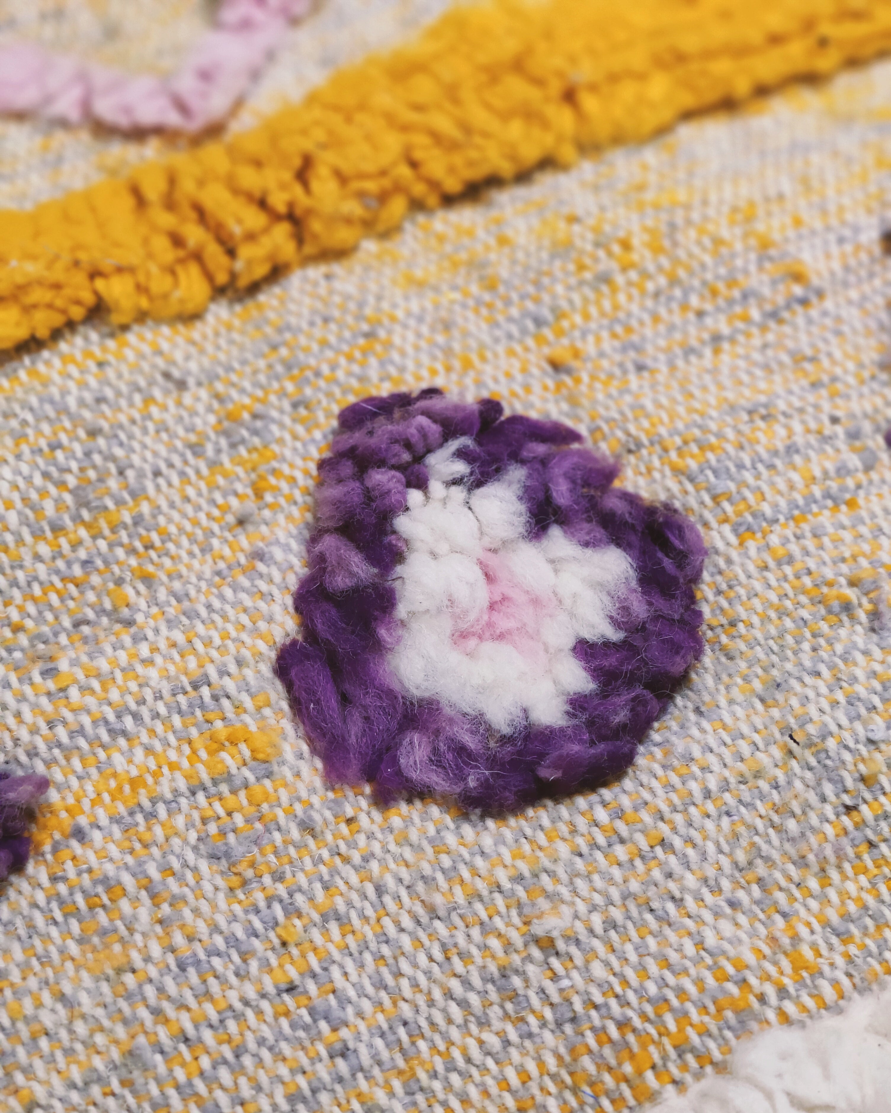 Kilim Teppich aus Wolle gelb lila