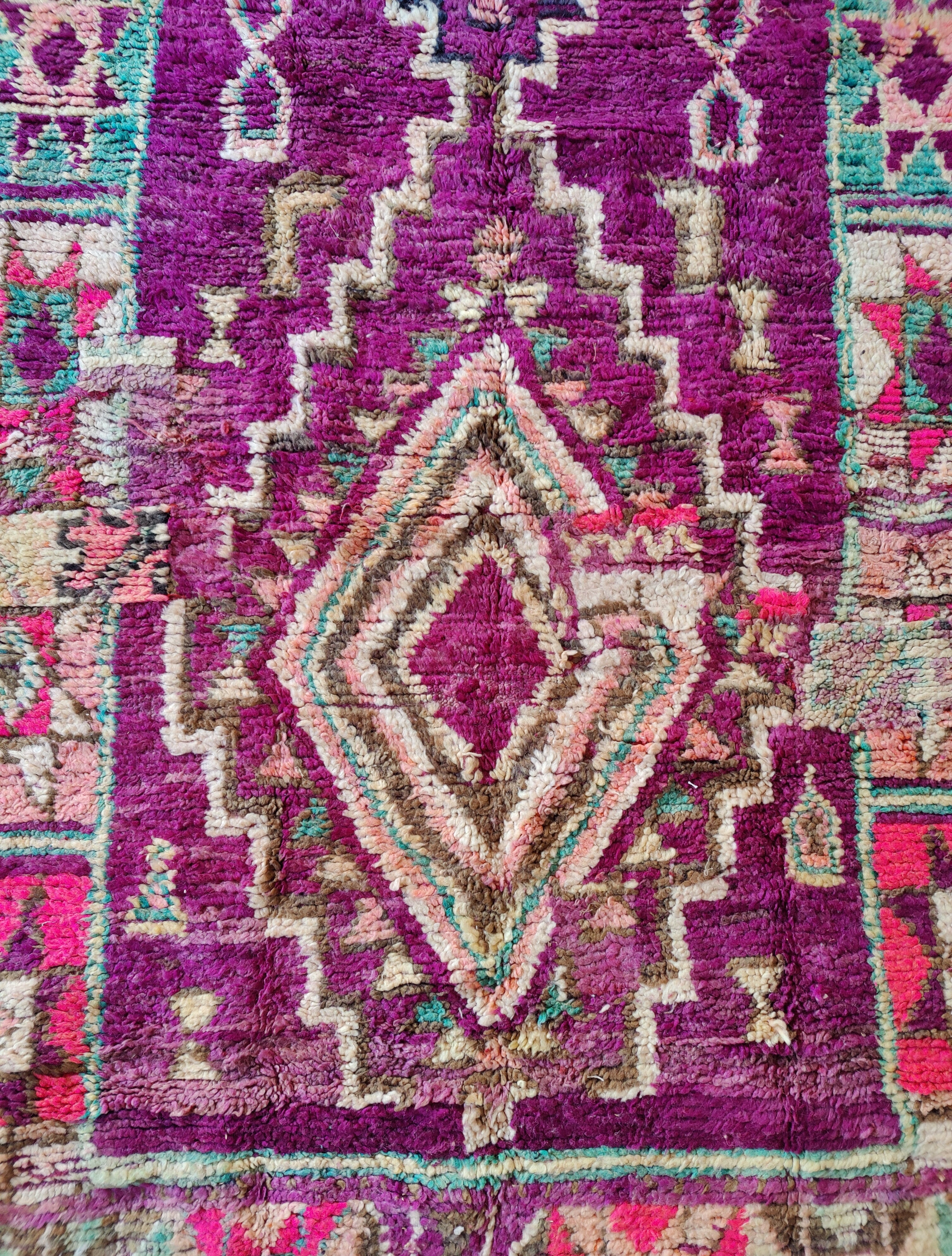 Lila vintage Berberteppich aus Marokko mit Symbolen 