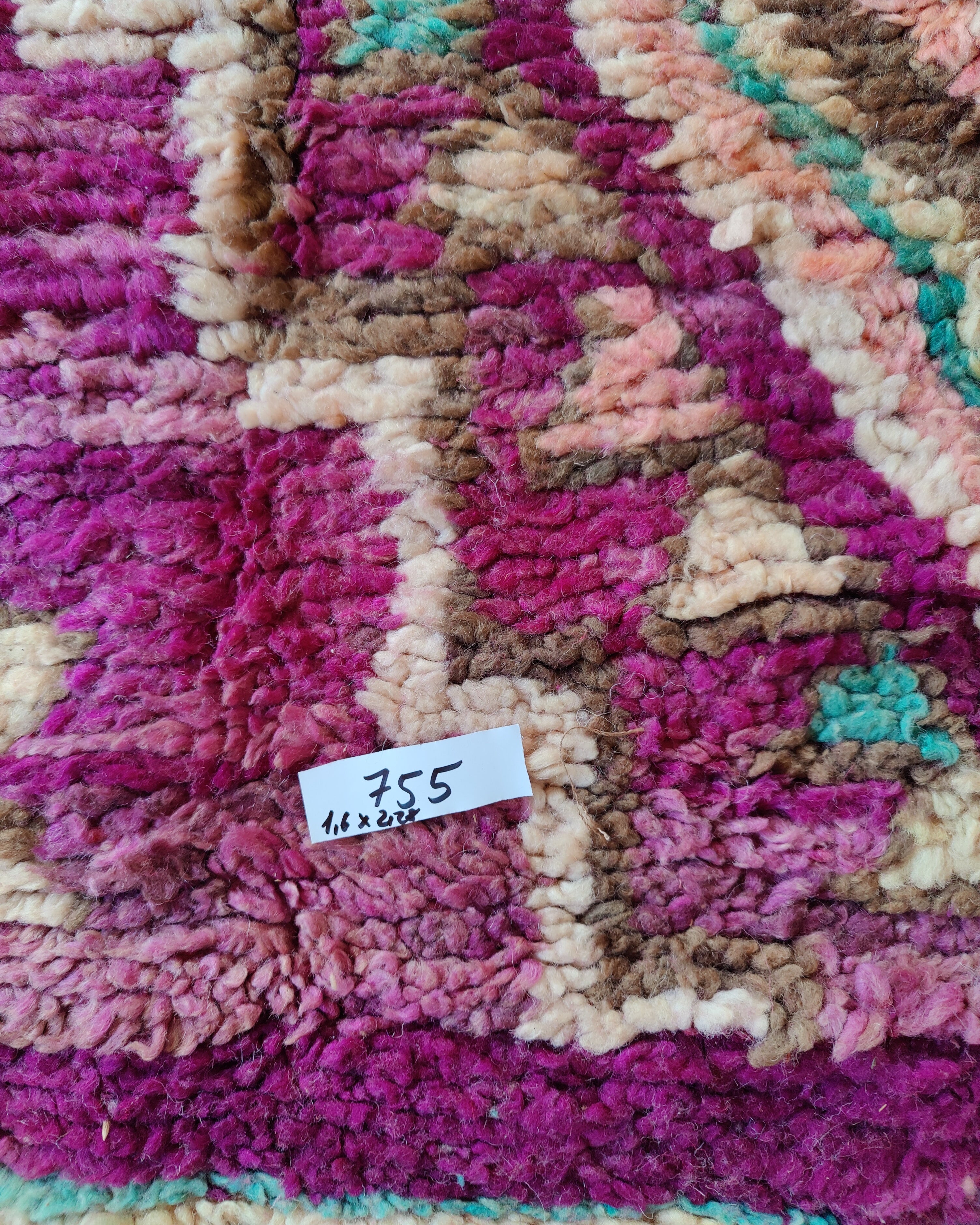 Nahaufnahme Berberteppich lila aus Wolle