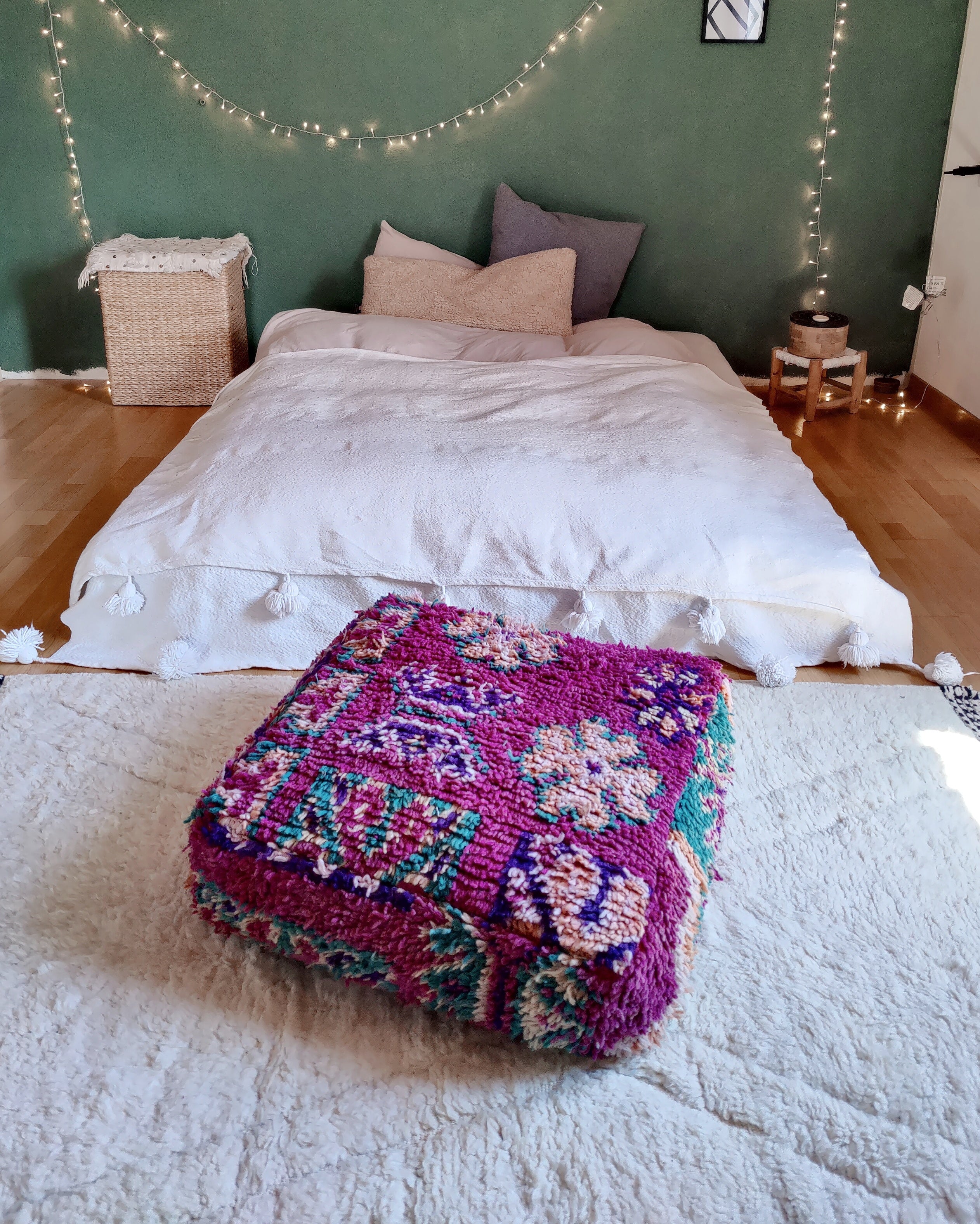 Pouf Sitzkissen aus Marokko lila im Schlafzimmer 