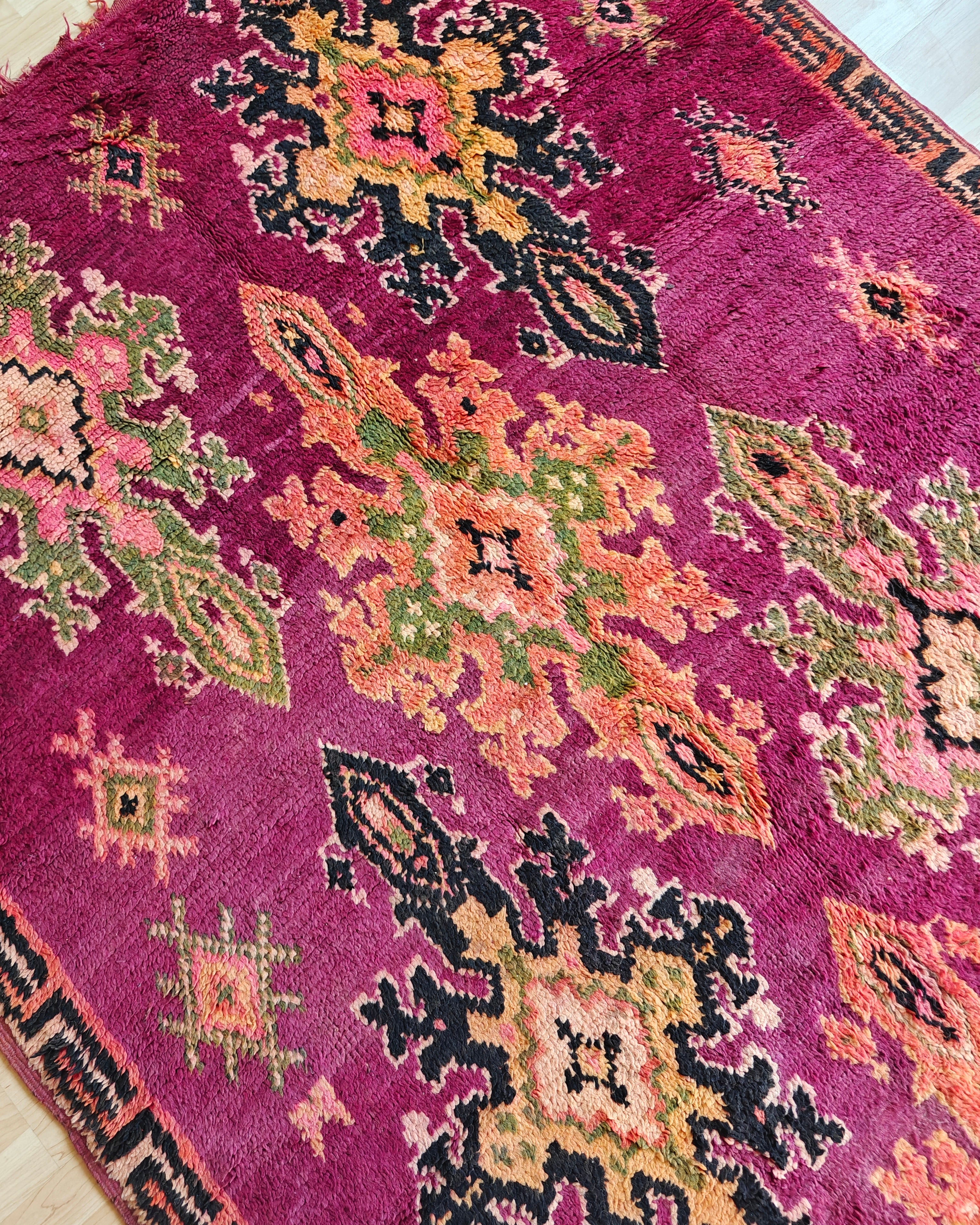 Lila bordeauxrot boujaad teppich 