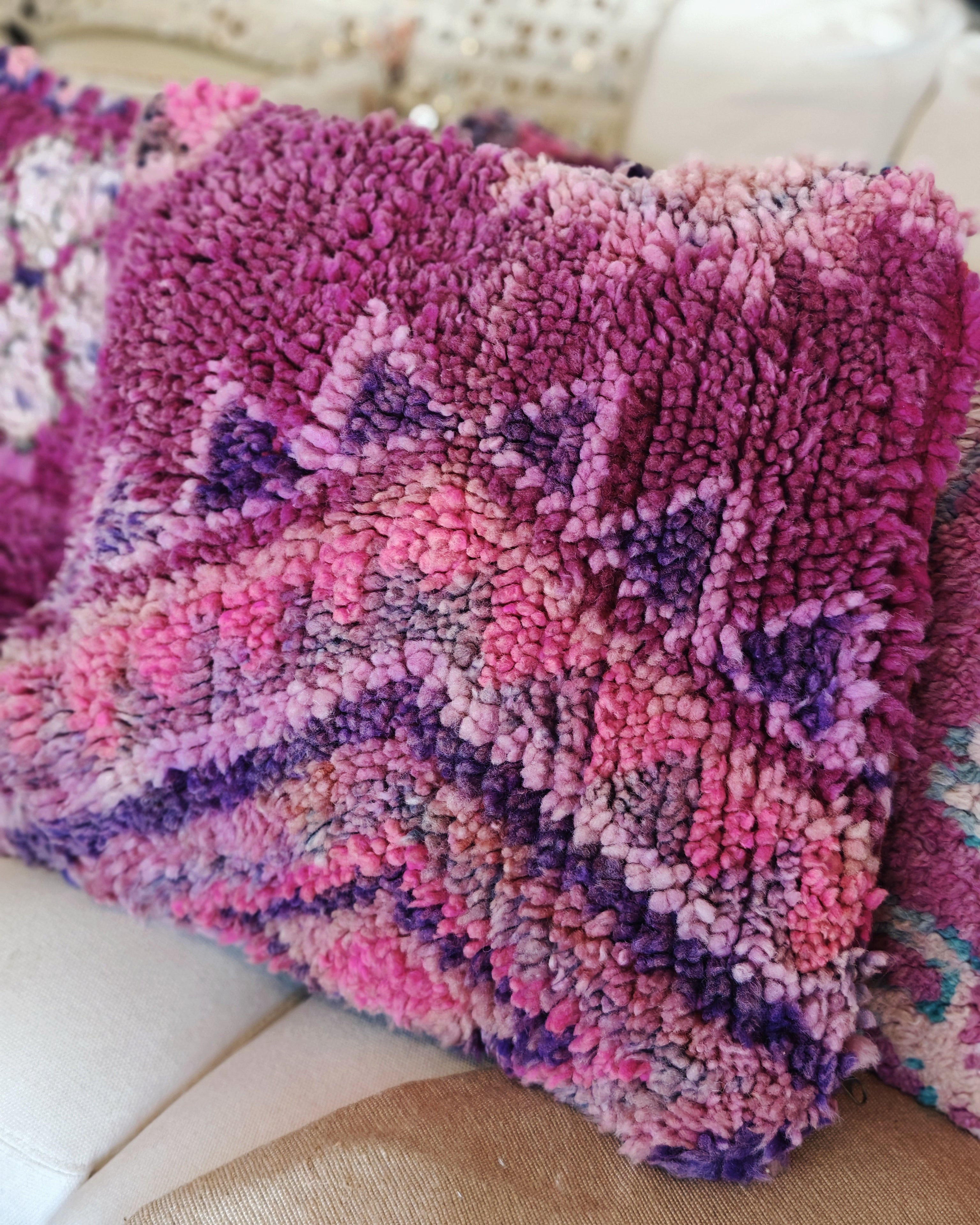 Violettes Wollkissen aus Marokko 