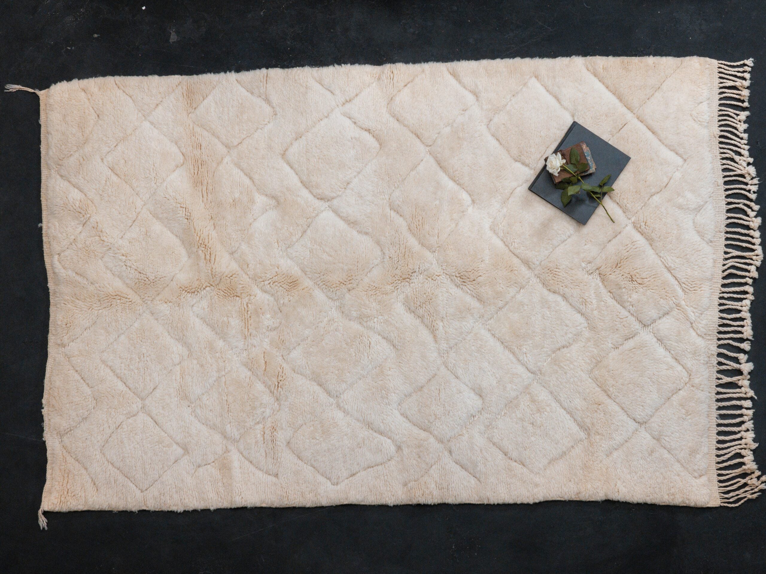 Mrirt Teppich creme weiss aus Marokko auf schwarzem Hintergrund