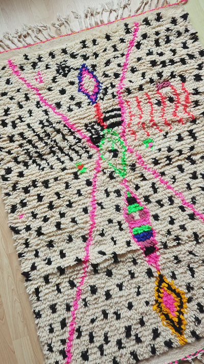 Azilal Teppich pink mit schwarzen Punkten 