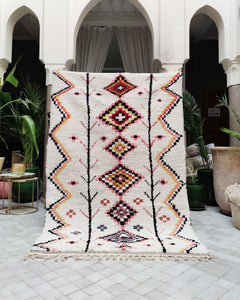 Boucherouite Azilal Teppich aus Marokko weiss schwarz rosa gelb