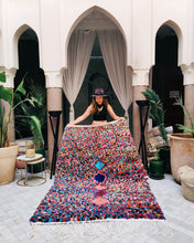 Load image into Gallery viewer, Farbenfroher Regenbogen Teppich Boucherouite Berber aus Marokko handgeknüpft upcycling aus alten Textilien
