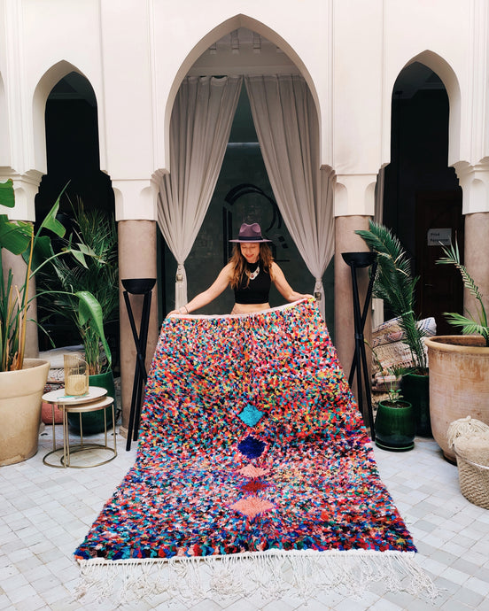 Farbenfroher Regenbogen Teppich Boucherouite Berber aus Marokko handgeknüpft upcycling aus alten Textilien