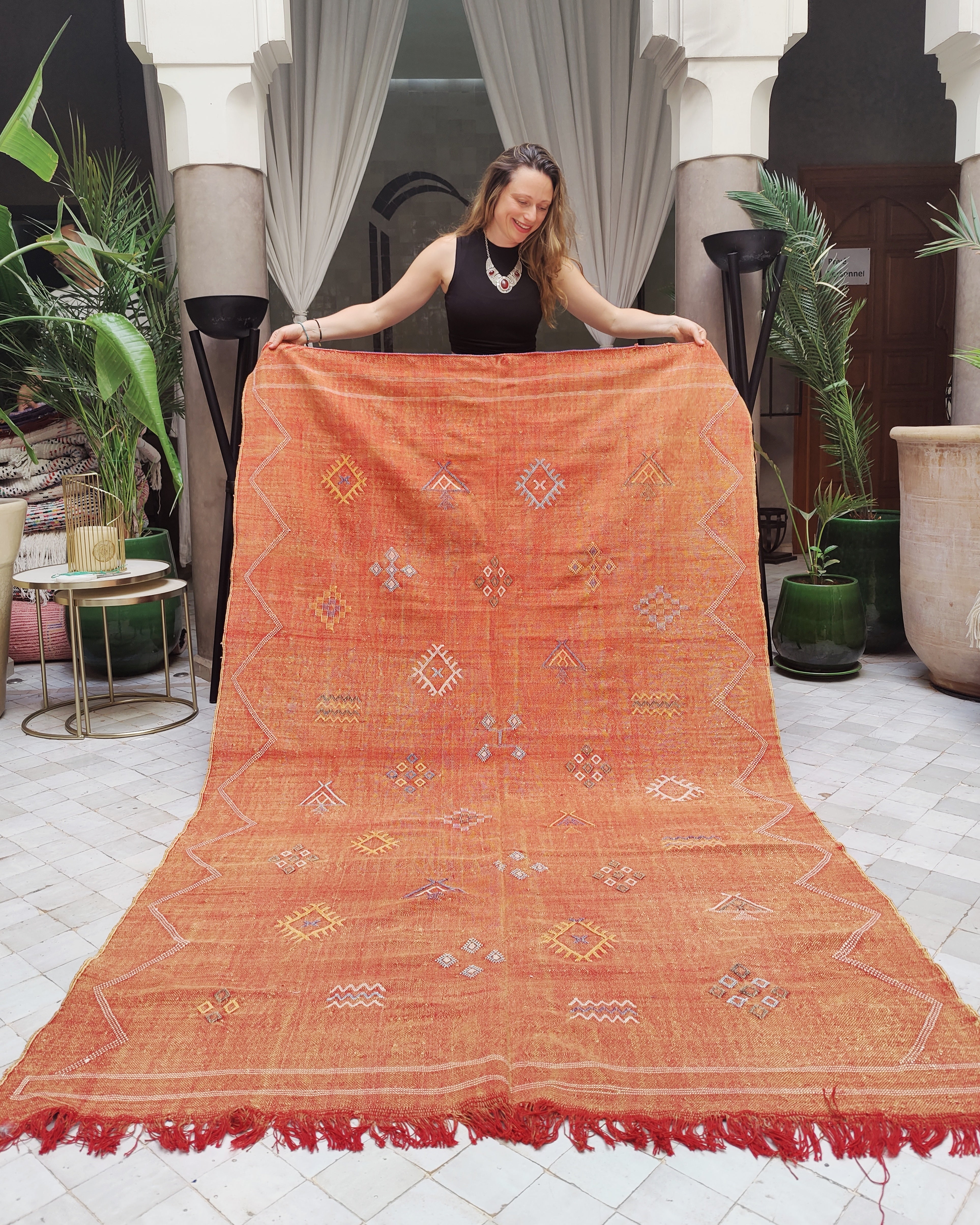Sabra Kilim Berber Teppich aus Marokko rostiges rot gewebt mit Stickerei