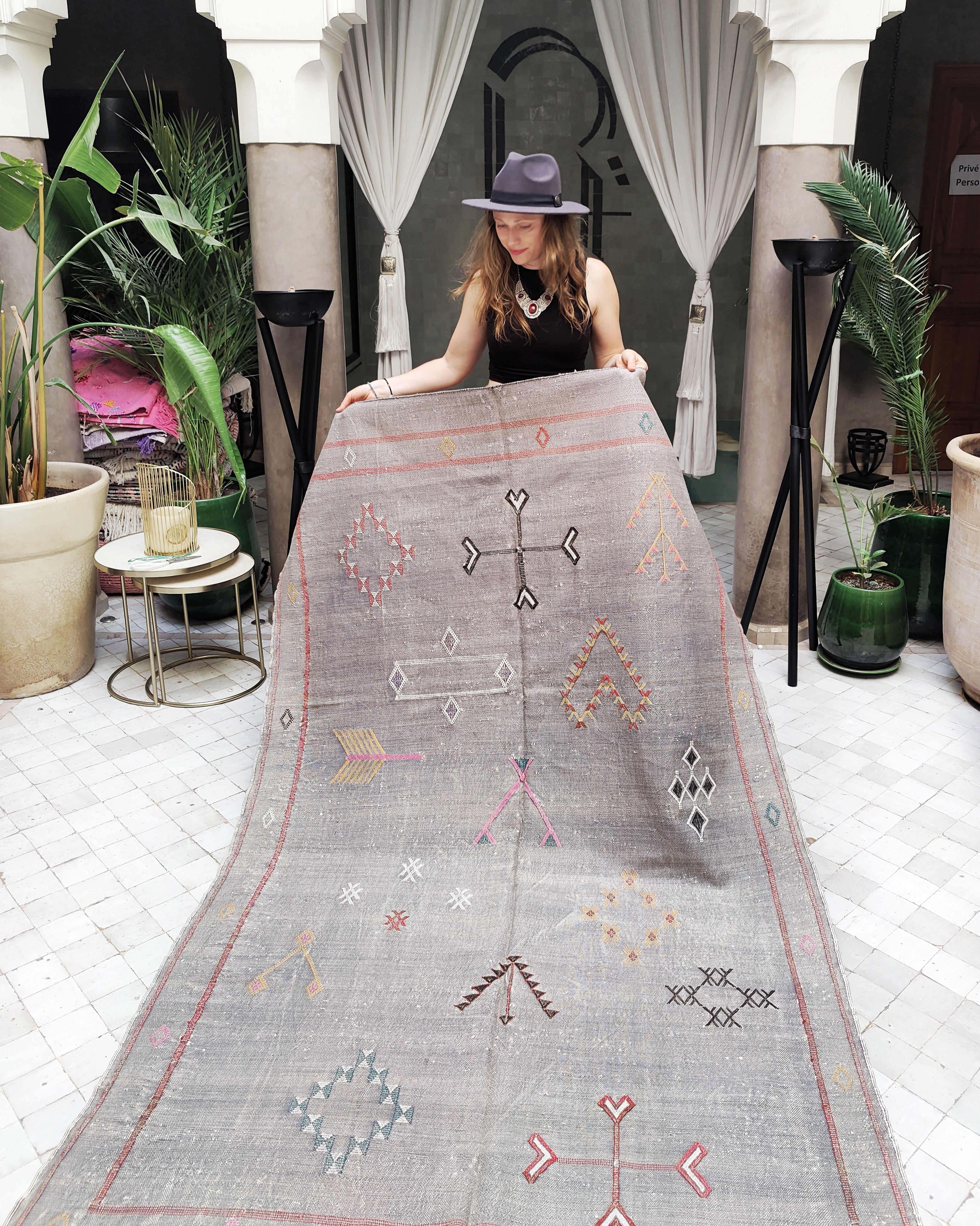 Sabra Kilim Teppich aus Marokko grau bestickt